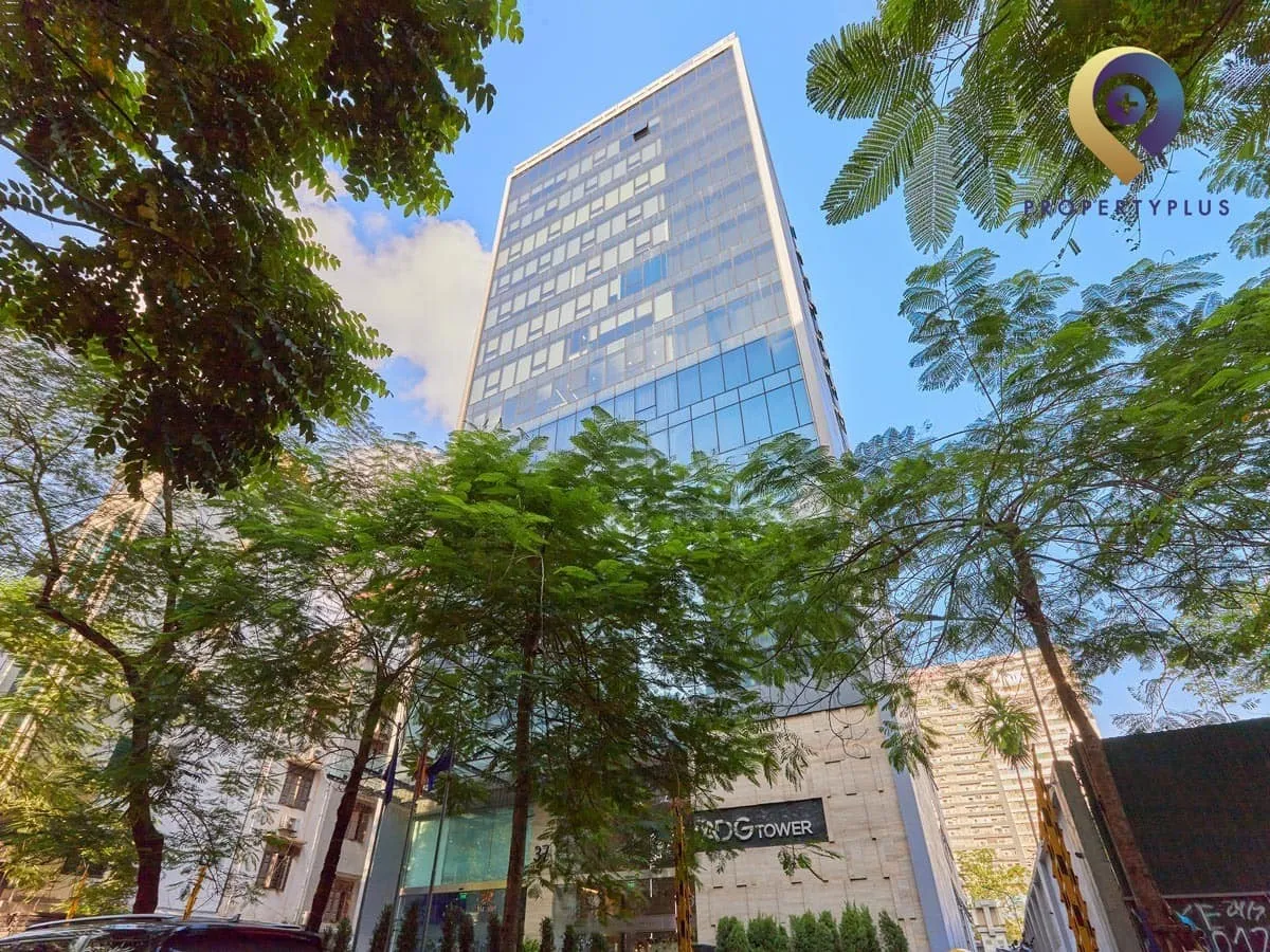 Tòa nhà ADG Tower nổi bật với mặt kính hiện đại tại quận Thanh Xuân.